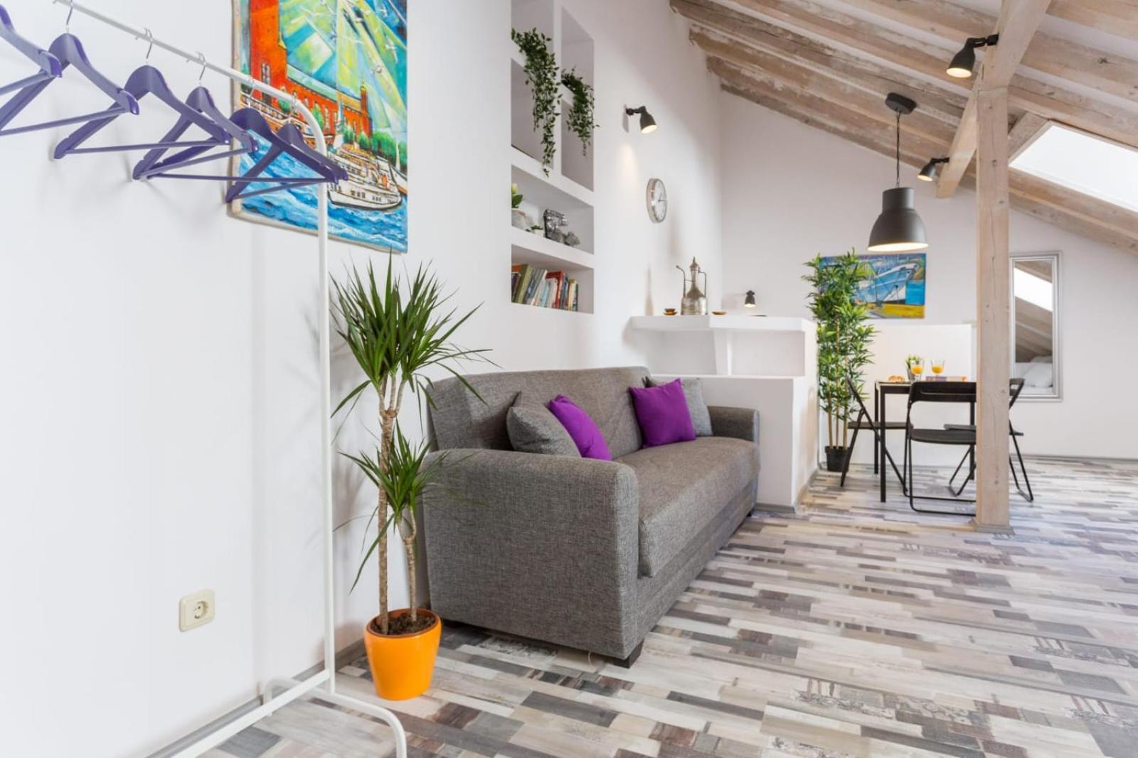 Old Town Apartment *