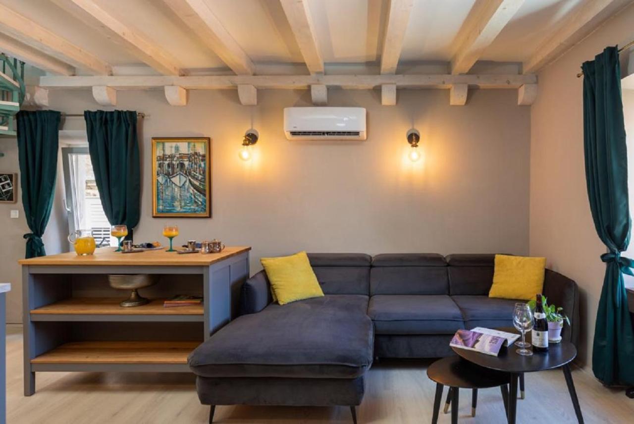Old Town Apartment *